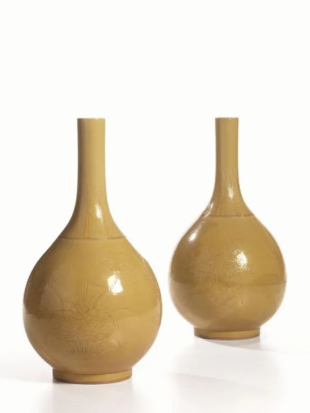  Coppia di vasi Cina sec. XIX, a bottiglia,  in porcellana gialla, incisi a motivi floreali, recanti marchio Kangxi, alt. cm 34 (2),  danni e restauri 