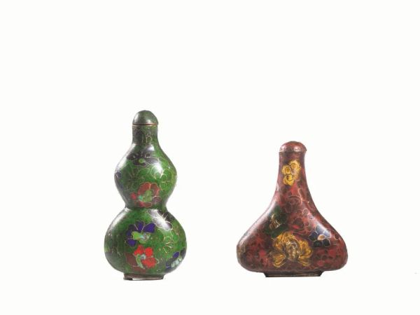 Due snuff bottles, Cina fine dinastia Qing, in smalto cloisonn&eacute;, una a forma di doppia zucca e con fondo verde, l'altra piriforme e a fondo rosso, alt. cm 8,6; cm 7 (2)