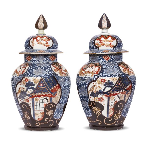 A PAIR OF JAPANESE POTICHES, XIX CENTURY