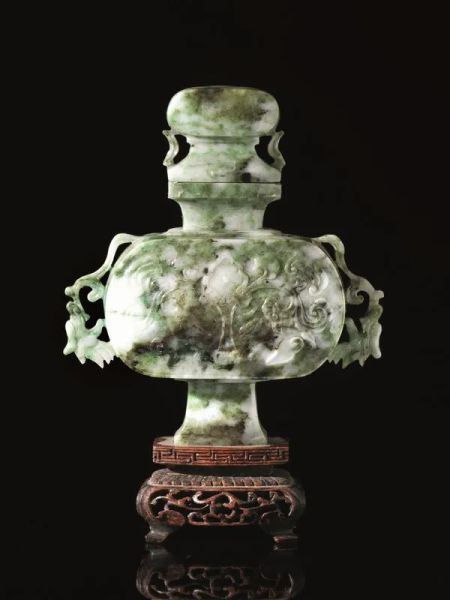 Contenitore, Cina sec. XX, in giadeite, modellato&nbsp; nella forma di antico bronzo rituale, alt. cm 13, su base in legno