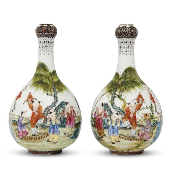 A PAIR OF VASES, CHINA, REPUBLIC PERIOD (1912-1949)