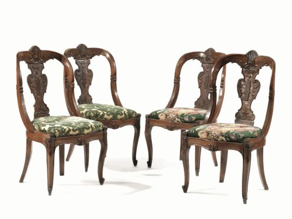  Quattro sedie, Genova, 1850 circa,  in noce intagliato, spalliera a gondola centrata da palmetta aperta a ventaglio, cartella a balaustro, gambe mosse su piedi a ricciolo,  piccoli danni  (4)