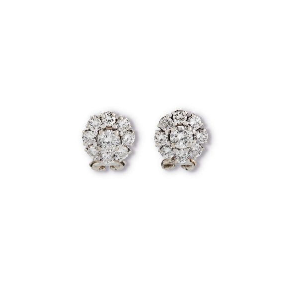 



DIAMOND CLUSTER EARRINGS IN 18KT WHITE GOLD