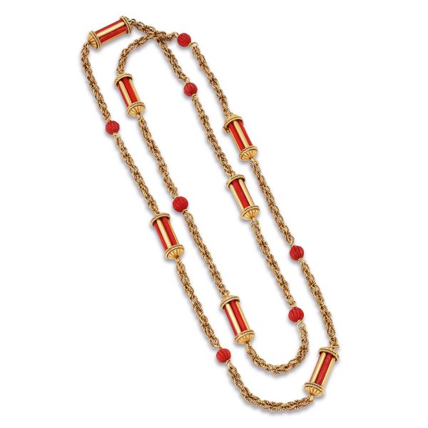 



LUNGA COLLANA CON CORALLO