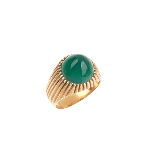 GREEN CHALCEDONY RING IN 18KT YELLOW GOLD
