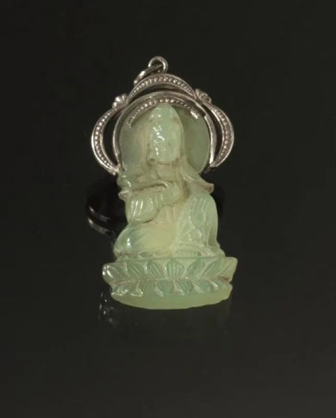 Bodhisattva, Cina sec. XX, in giada verde montata in argento, alt. cm 5,5