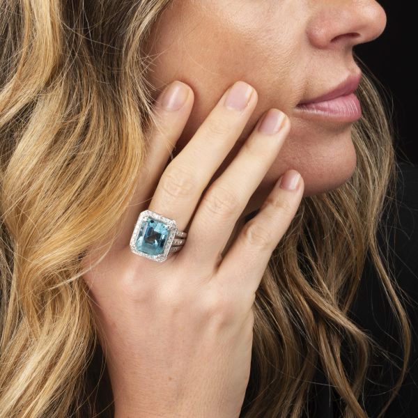 ANELLO CON ACQUAMARINA E DIAMANTI