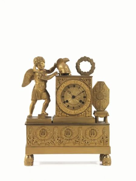  Orologio da tavolo, sec. XIX , in bronzo dorato, cassa affiancata da putto alato in abiti di soldato, quadrante in bronzo dorato con numeri romani, alt. cm 33