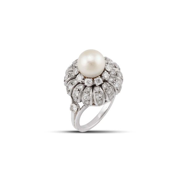 



PEARL AND DIAMOND FLORAL RING IN PLATINUM