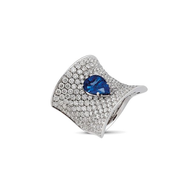 



SAPPHIRE AND DIAMOND WIDE BAND RING IN 18KT WHITE GOLD