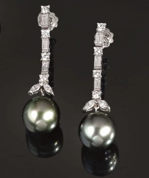 Paio di orecchini in oro bianco, platino, perle Tahiti e diamanti