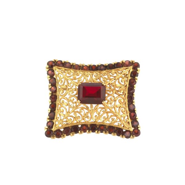 SYNTHETIC STONE AND GARNET OPENWORK BROOCH IN 18KT YELLOW GOLD