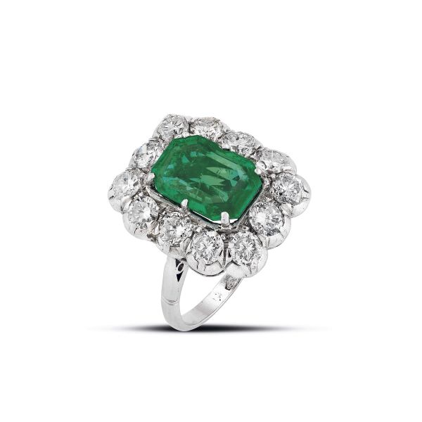 



COLOMBIAN EMERALD AND DIAMOND FLOWER RING IN PLATINUM