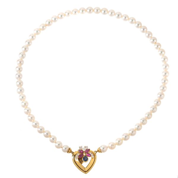 



COLLANA DI PERLE CON PENDENTE A CUORE