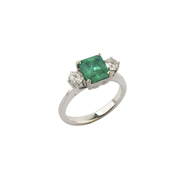 



ANELLO CON SMERALDO E DIAMANTI