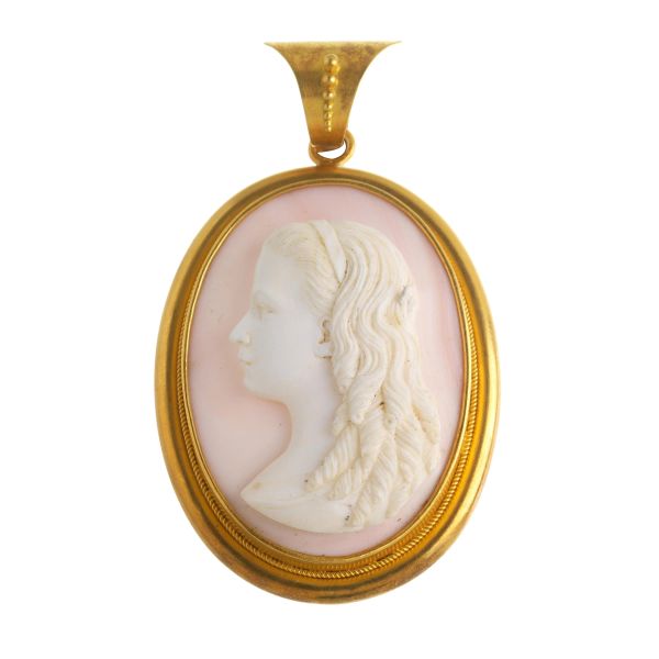 RELIQUARY PENDANT IN 18KT YELLOW GOLD WITH A WOMAN'S EFFIGY