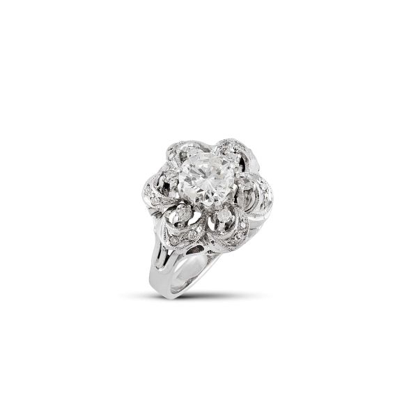 



FLORAL DIAMOND RING IN 18KT WHITE GOLD