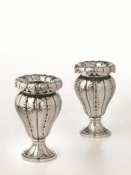Vasca centrotavola, in argento di forma ovale sagomata con tesa in parte traforata e sbalzata volute, cm 36,5x22,5, g 795