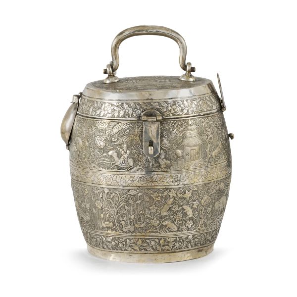 



A SILVER TEA CADDY WITH ORNATE ENGRAVINGS, CHINA, QING DYNASTY, SEC. XIX