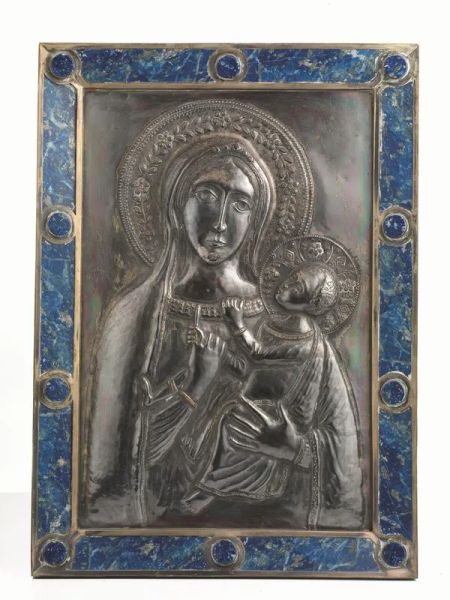Lastra, in argento sbalzato raffigurante Vergine con Bambino, entro cornice in argento intarsiata in lapislazuli, cm 56x40