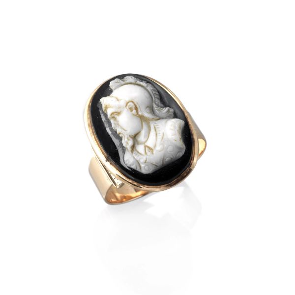 CHALCEDONY CAMEO RING IN 18KT YELLOW GOLD