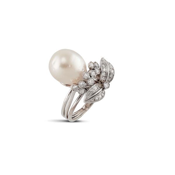 



BAROQUE PEARL AND DIAMOND RING IN 18KT WHITE GOLD