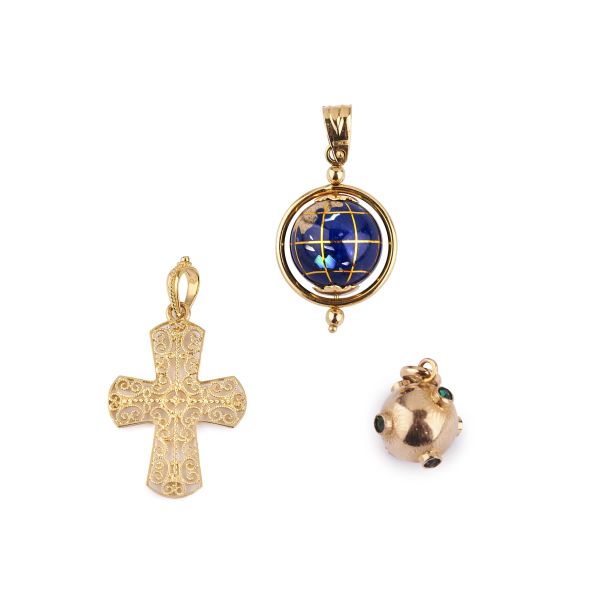 



GROUP OF THREE CHARMS IN 18KT YELLOW GOLD