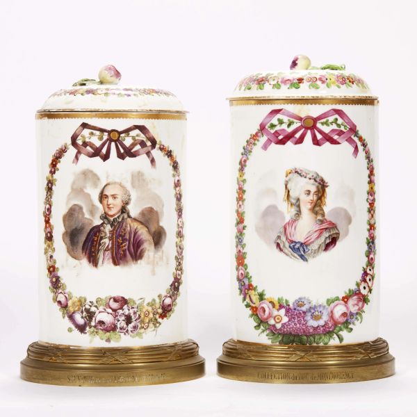 A PAIR OF LARGE FRENCH VASES, EARLY 20TH CENTURY