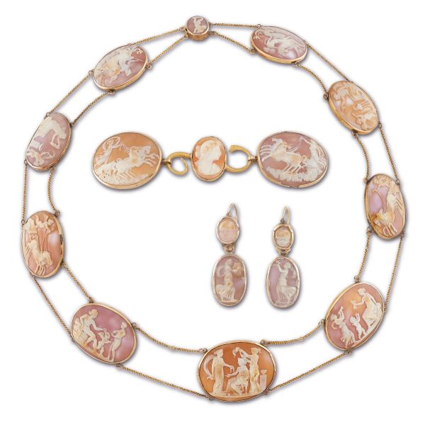 ANTICA DEMI PARURE CON CAMMEI