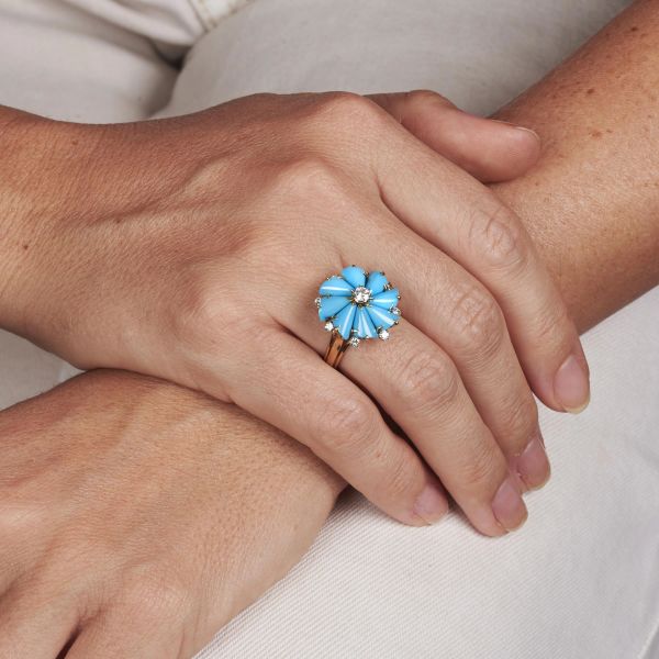 BULGARI ANELLO A FORMA DI FIORE CON TURCHESI E DIAMANTI