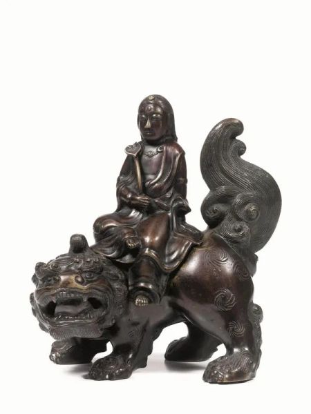 Incensiere Cina dinastia Qing (1644- 1911), sec. XIX, in bronzo a patina scura, raffigurante cane di Ph&ograve;, sormontato da figura di saggio con scettro Ruyi, alt. cm 21