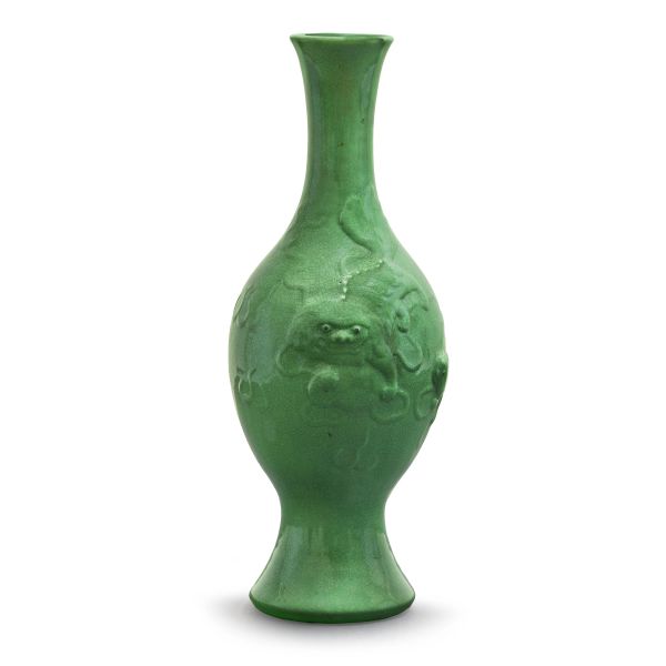 



VASO IN PORCELLANA A SMALTO VERTE CON DECORAZIONE A RILIEVO, CINA, DINASTIA QING, SEC. XIX&ndash;XX