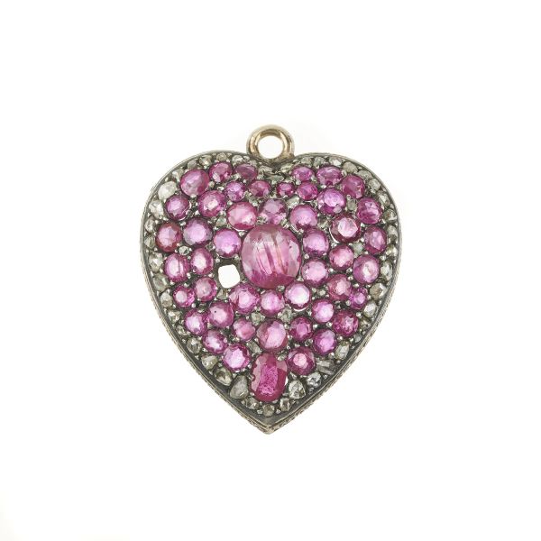 



PENDENTE PORTARELIQUIA A FORMA DI CUORE 