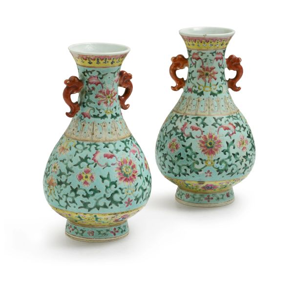 



A PAIR OF FAMILLE ROSE PORCELAIN VASES WITH KUI DRAGON HANDLES, CHINA, QING DYNASTY, 19TH CENTURY