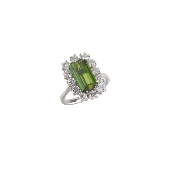 MAGUERITE-SHAPED TOURMALINE AND DIAMOND RING IN 18KT WHITE GOLD