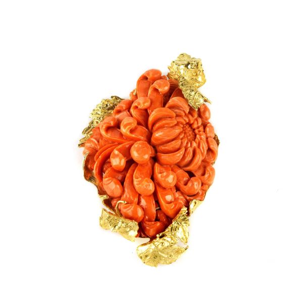 BIG CORAL BROOCH IN 18KT YELLOW GOLD