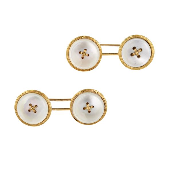 



PAIR OF BUTTON CUFFLINKS IN 18KT YELLOW GOLD AND MOTHER OF PEARL