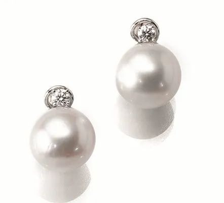  Paio di orecchini in oro bianco, perle australiane e diamanti               