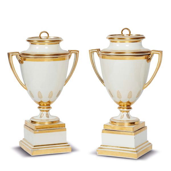 



A PAIR OF VASES WITH LID, 19TH CENTURY