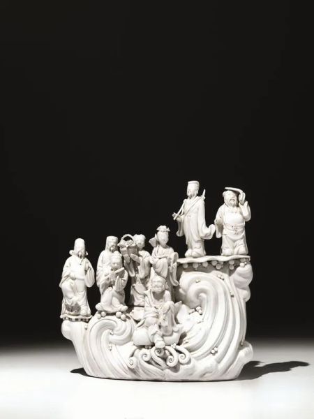  Scultura, Cina sec. XIX,  in porcellana blanc de Chine,   raffigurante saggi e Guanyn poggianti su di un onda stilizzata, alt. cm 35,  lievi danni 