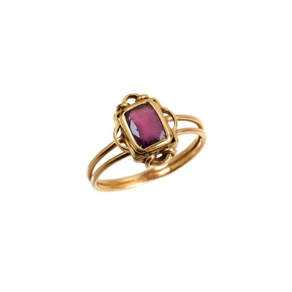 AMETHYST RING IN 18KT YELLOW GOLD 