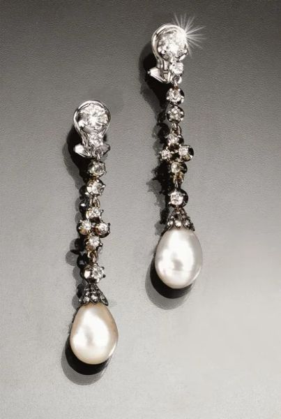  Paio di orecchini pendenti in oro bianco e perle naturali con cerficato     