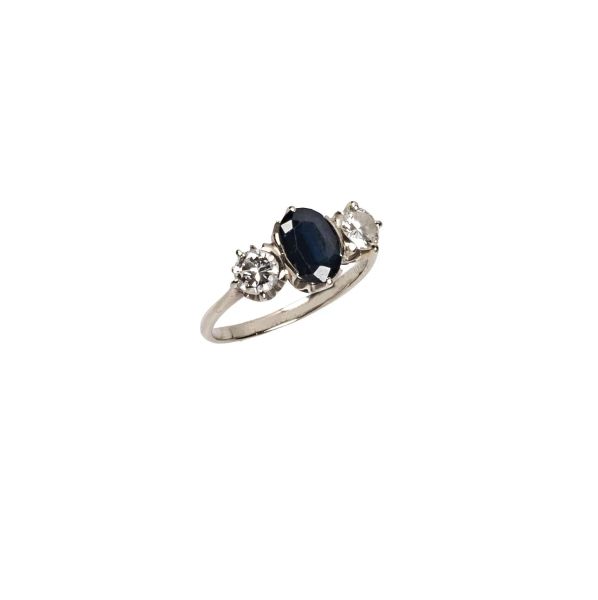 



SAPPHIRE AND DIAMOND RING IN 18 KT WHITE GOLD