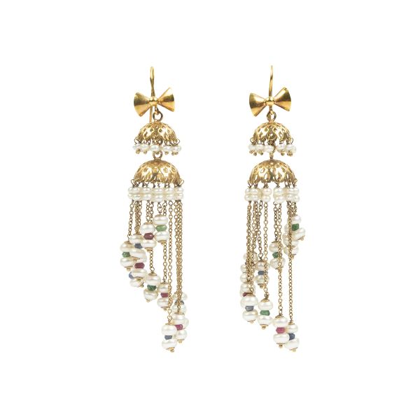 



PAIR OF LONG EARRINGS WITH PEARLS AND PRECIOUS STONES