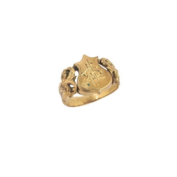 SHIELD RING IN 18KT YELLOW GOLD