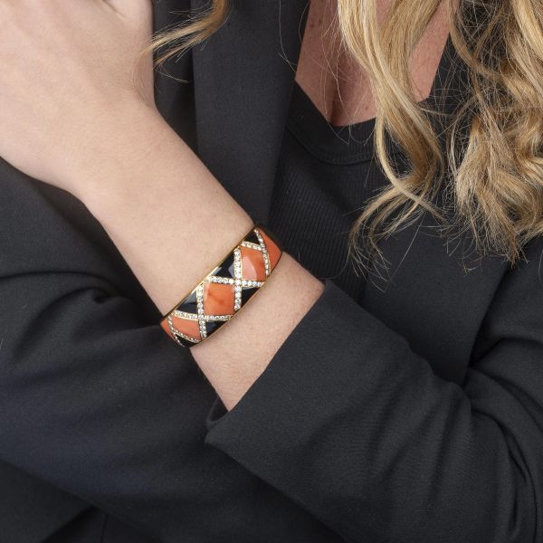 BRACCIALE RIGIDO A FASCIA CON DIAMANTI CORALLO E ONICE
