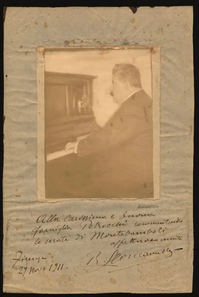 LEONCAVALLO, Ruggero (1857-1919). Ritratto fotografico del compositore al piano, con il calce la dedica autografa &ldquo;Alla carissima e buona famiglia Petrocchi rammentando le serate di Montebamboli affettuosamente&rdquo;, firmata &ldquo;R. Leoncavallo&rdquo; e datata &ldquo;Firenze 29 nov: 1911&rdquo;. La foto misura 148 x 205mm ed &egrave; applicato su un cartoncino di mm 258 x 390. Foto sbiadita e cartoncino fiorito.&nbsp;&nbsp;&nbsp;&nbsp;&nbsp;&nbsp;&nbsp;&nbsp;