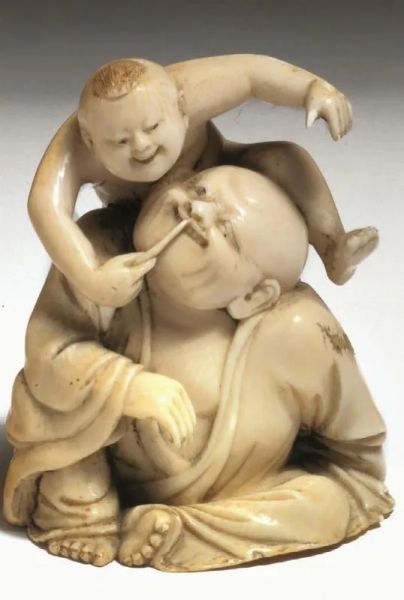 Okimono, Giappone fine sec. XX, in avorio, raffigurante Buddha sorridente con fanciullo