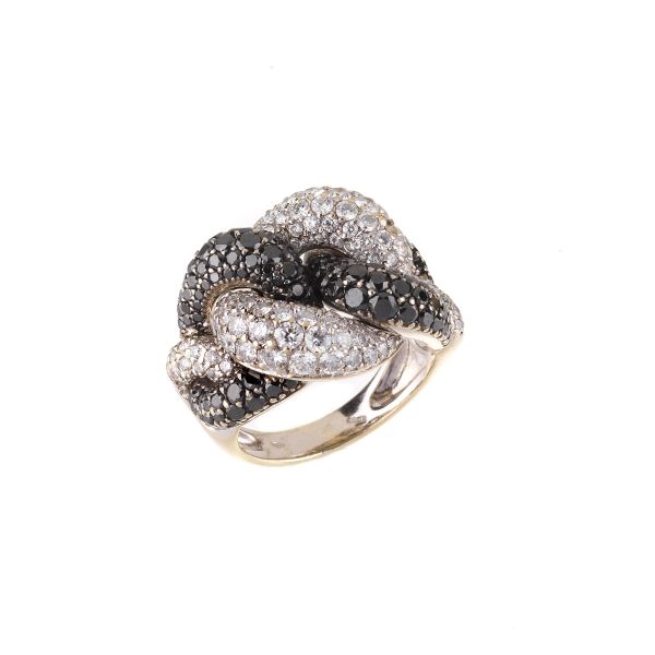 WHITE AND BLACK DIAMOND CURB RING IN 18KT WHITE GOLD