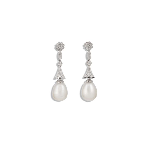 



PEARL AND DIAMOND DROP EARRINGS IN 18KT WHITE GOLD